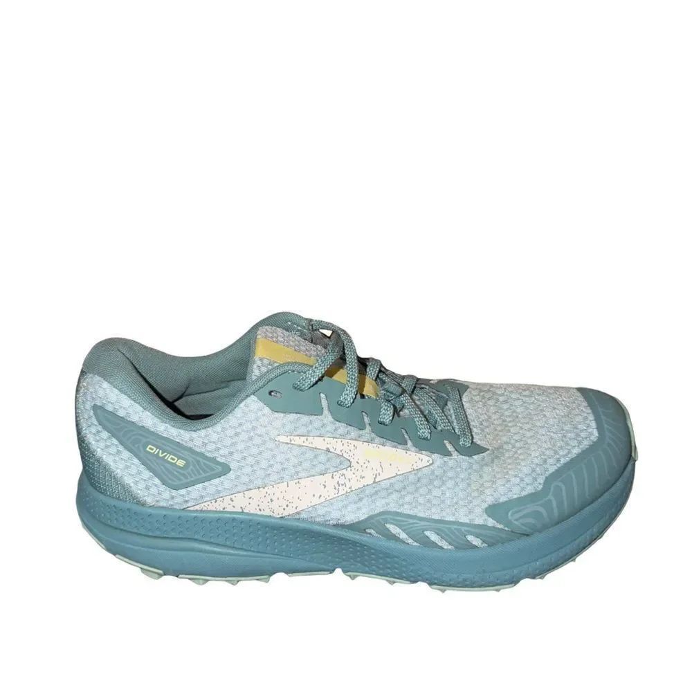 Light Blue Women's Running Shoe with White Accent - Divide size 8.5